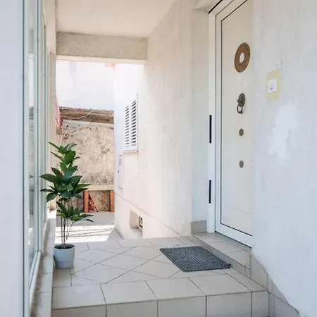 Laurel House, * Zadar